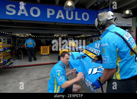 Atmosphäre in den Ständen auf der Rennstrecke in Interlagos bei Sao Paulo Brasilien am 20. Oktober 2006. Der Grand Prix von Brasilien F1 findet am Sonntag, den 22. Oktober statt. Foto von Christophe Guibbaud/Cameleon/ABACAPRESS.COM Stockfoto