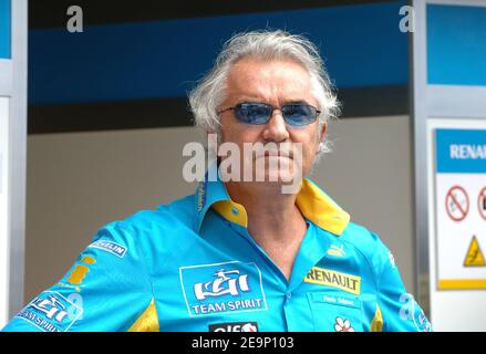 Der Teamchef des Renault F1, der Italiener Flavio Briatore, war am 21. Oktober 2006 in Interlagos bei Sao Paulo in Brasilien im Qualifying der Formel 1 von Brazzil. Der Grand Prix von Brasilien F1 findet am Sonntag, den 22. Oktober statt. Foto von Christophe Guibbaud/Cameleon/ABACAPRESS.COM Stockfoto
