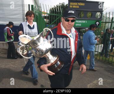 Einige FIA-Mitarbeiter bringen Driver's Trophy an den Ständen auf der Rennstrecke in Interlagos während der Qualifys des brasilianischen Grand Prix, in der Nähe von Sao Paulo Brasilien am 21. Oktober 2006. Der Grand Prix von Brasilien F1 findet am Sonntag, den 22. Oktober statt. Foto von Christophe Guibbaud/Cameleon/ABACAPRESS.COM Stockfoto