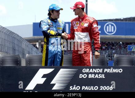 Der Deutsche Michael Schumacher und der Spanier Fernando Alonso posieren auf der Strecke vor dem Grand Prix in Interlagos bei Sao Paulo Brasilien am 22. Oktober 2006. Der Grand Prix von Brasilien F1 findet am Sonntag, den 22. Oktober statt. Foto von Christophe Guibbaud/Cameleon/ABACAPRESS.COM Stockfoto