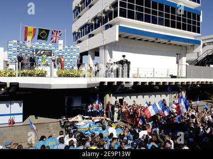 Spaniens Formel-1-Weltmeister Fernando Alonso feiert seinen Sieg in der Weltmeisterschaft, Fernando Alonso wird Zweiter, Brasilianer Felipe Massa erster und Großbritanniens Jenson Button Dritter, in Interlagos bei Sao Paulo Brasilien am 22. Oktober 2006. Foto von Christophe Guibbaud/Cameleon/ABACAPRESS.COM Stockfoto