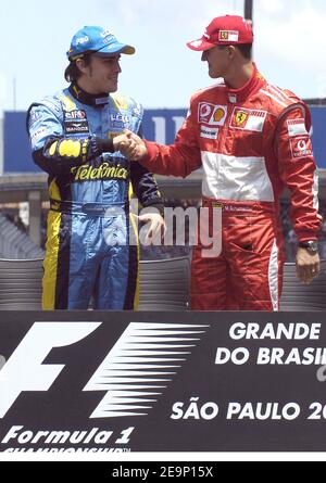 Der Deutsche Michael Schumacher und der Spanier Fernando Alonso posieren auf der Strecke vor dem Grand Prix in Interlagos bei Sao Paulo Brasilien am 22. Oktober 2006. Der Grand Prix von Brasilien F1 findet am Sonntag, den 22. Oktober statt. Foto von Christophe Guibbaud/Cameleon/ABACAPRESS.COM Stockfoto