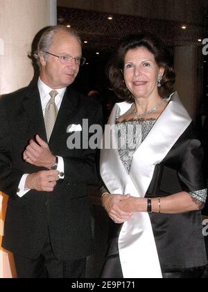 Ihre Majestäten König Carl XVI Gustaf und Königin Silvia von Schweden nehmen am 22. Oktober 2006 am Eröffnungsempfang des Hauses Schweden in Washington, DC, USA, Teil. Foto von Olivier Douliery/ABACAPRESS.COM Stockfoto