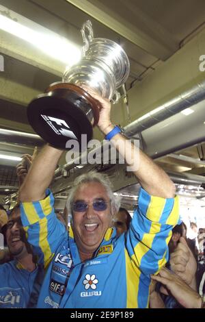 Renault F1 Teamchef, Italiener Flavio Briatore feiert in den Tribünen den Renault Team Sieg am Ende des Rennens des Brasilianischen Grand Prix, in Interlagos bei Sao Paulo Brasilien am 22. Oktober 2006. Foto von Christophe Guibbaud/Cameleon/ABACAPRESS.COM Stockfoto