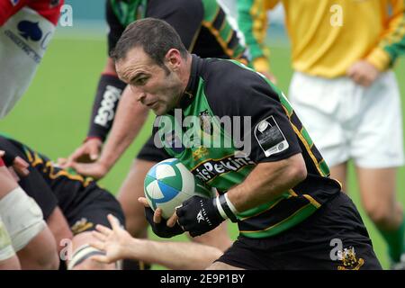 Northampton's Mark Robinson in Aktion während des Heineken Cup Spiels, Biarritz Olympique gegen Northampton Saints (Pool 6) im Aguilera Stadium in Biarritz, Frankreich am 22. Oktober 2006. Biarritz gewann 22-10. Foto von Manuel Blondau/Cameleon/ABACAPRESS.COM Stockfoto