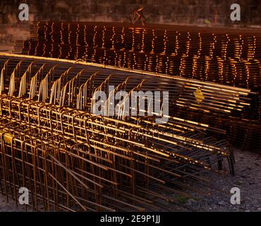 Gelagerte Stahlarmierungsstäbe (Retriegel) auf der Baustelle in Porto do Son, Galicien, Spanien Stockfoto