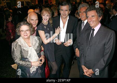 Der französische Schriftsteller Bernard-Henri Levy (c) posiert während der Scopus Awards Gala, die von den französischen Freunden der Hebraic University of Jerusalem am 23. Oktober 2006 im Pavillon Gabriel in Paris, Frankreich, veranstaltet wird. Foto von Thierry Orban/ABACAPRESS.COM Stockfoto