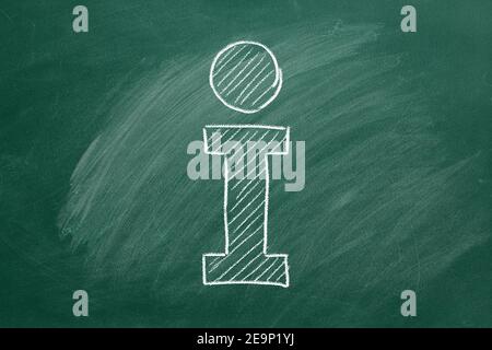 Info-Symbol auf Greenboard Stockfoto