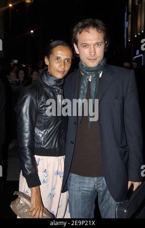 Der Schweizer Schauspieler Vincent Perez und seine Frau Karine Sylla besuchen am 24. Oktober 2006 die Adidas Flagship Store Opening Party auf den Champs Elysees in Paris, Frankreich. Foto von Nicolas Gouhier/Cameleon/ABACAPRESS.COM Stockfoto