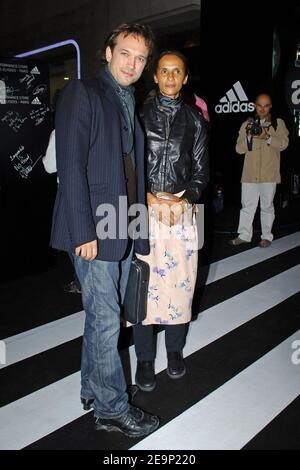 Der Schweizer Schauspieler Vincent Perez und seine Frau Karine Sylla besuchen am 24. Oktober 2006 die Adidas Flagship Store Opening Party auf den Champs Elysees in Paris, Frankreich. Foto von Nicolas Gouhier/Cameleon/ABACAPRESS.COM Stockfoto