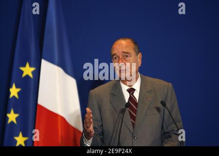 Der französische Präsident Jacques Chirac hält eine Pressekonferenz ab, um seinen 4-tägigen Staatsbesuch in China am 25. Oktober 2006 in Peking zu beginnen. Foto Bernard Bisson/ABACAPRESS.COM Stockfoto