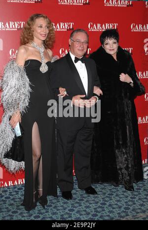 DIE US-amerikanische Gesangs- und Schauspiellegende Liza Minnelli kommt mit ihrer Agentin und Schauspielerin Marisa Berenson zur Gala-Premiere für die französische Version des Broadway-Hits 'Cabaret', die am 26. Oktober 2006 im Folies Bergere Theater in Paris, Frankreich, stattfand. Foto von Nicolas Khayat/ABACAPRESS.COM Stockfoto