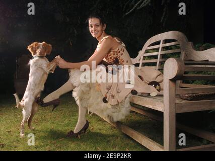 EXKLUSIV. Die französische Schauspielerin Adeline Blondieau posiert für die Fotografin in Colombes bei Paris am 26. Oktober 2006 mit einem von Estelle Yomeda entworfenen Schokoladenkleid, das von Schülern der Schule "Brevet Technique des Metiers" in Straßburg angefertigt wurde. Das Projekt wird von der 'Comite Regional du Tourisme d' Alsace' für das Schokoladenfestival produziert, das vom 28th. Oktober bis 1st. November 2006 in Paris stattfindet. Foto von Christophe Guibbaud/ABACAPRESS.COM Stockfoto