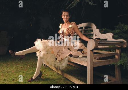 EXKLUSIV. Die französische Schauspielerin Adeline Blondieau posiert für die Fotografin in Colombes bei Paris am 26. Oktober 2006 mit einem von Estelle Yomeda entworfenen Schokoladenkleid, das von Schülern der Schule "Brevet Technique des Metiers" in Straßburg angefertigt wurde. Das Projekt wird von der 'Comite Regional du Tourisme d' Alsace' für das Schokoladenfestival produziert, das vom 28th. Oktober bis 1st. November 2006 in Paris stattfindet. Foto von Christophe Guibbaud/ABACAPRESS.COM Stockfoto