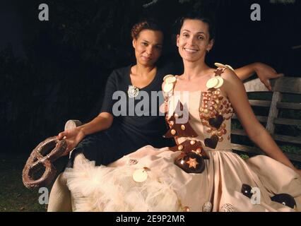 EXKLUSIV. Die französische Schauspielerin Adeline Blondieau posiert für die Fotografin in Colombes bei Paris am 26. Oktober 2006 mit einem von Estelle Yomeda entworfenen Schokoladenkleid, das von Schülern der Schule "Brevet Technique des Metiers" in Straßburg angefertigt wurde. Das Projekt wird von der 'Comite Regional du Tourisme d' Alsace' für das Schokoladenfestival produziert, das vom 28th. Oktober bis 1st. November 2006 in Paris stattfindet. Foto von Christophe Guibbaud/ABACAPRESS.COM Stockfoto