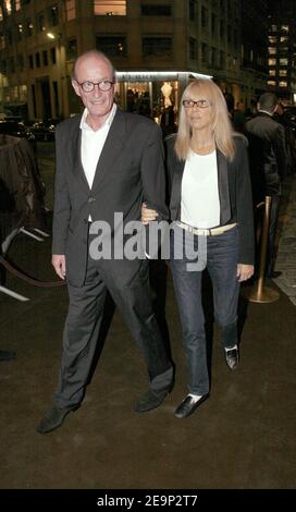 Die französische Schauspielerin Mireille Darc und ihr Mann bei der Einweihung des Palais Fouquet's Barriere in Paris. Foto von Thibault Camus/ABACAPRESS.COM Stockfoto