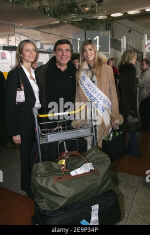 Der französische Fernsehmoderator Jean-Pierre Foucault und die neue Miss Europe 2006, die französische Miss France Alexandra Rosenfeld und die ehemalige Miss France Sylvier Tellier kommen am 28. Oktober 2006 aus Kiew, Ukraine, am Flughafen Roissy, nördlich von Paris, Frankreich an, wo sie den Miss Europe 2006-Wettbewerb gewann. Foto von Mousse/ABACAPRESS.COM Stockfoto