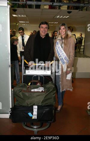 Der französische Fernsehmoderator Jean-Pierre Foucault und die neue Miss Europe 2006, die französische Miss France Alexandra Rosenfeld kommen am 28. Oktober 2006 aus Kiew, Ukraine, am Flughafen Roissy, nördlich von Paris, Frankreich an, wo sie den Miss Europe 2006-Wettbewerb gewann. Foto von Mousse/ABACAPRESS.COM Stockfoto