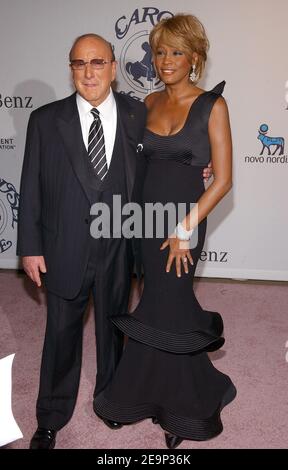 Clive Davis und Whitney Houston nehmen am Mercedes-Benz Carousel of Hope Ball 17th im Beverly Hilton Hotel Teil. Los Angeles, 28. Oktober 2006. Foto von Lionel Hahn/ABACAPRESS.COM Stockfoto