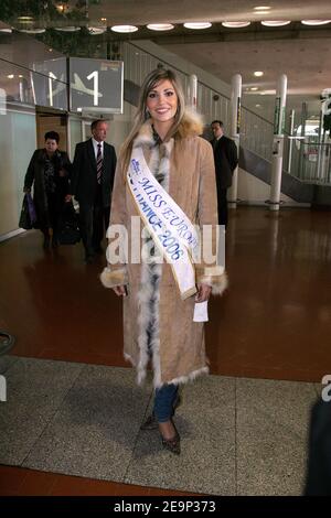Neue Miss Europe 2006, Französisch Miss France Alexandra Rosenfeld kommt am 28. Oktober 2006 aus Kiew, Ukraine, am Flughafen Roissy, nördlich von Paris, Frankreich an, wo sie den Miss Europe 2006 Wettbewerb gewann. Sie kehrte mit dem französischen Fernsehmoderator Jean-Pierre Foucault und der ehemaligen Miss France Sylvie Tellier nach Paris zurück. Foto von Mousse/ABACAPRESS.COM Stockfoto