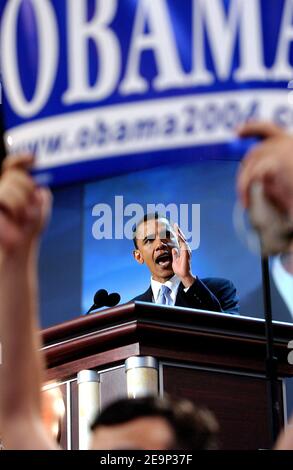 Barack Obama, Kandidat für den Senat der Vereinigten Staaten aus Illinois, spricht am 27. Juli 2004 vor den Delegierten der Democratic National Convention in Boston, Massachusetts, USA. Foto von Olivier Douliery/ ABACAPRESS.COM Stockfoto