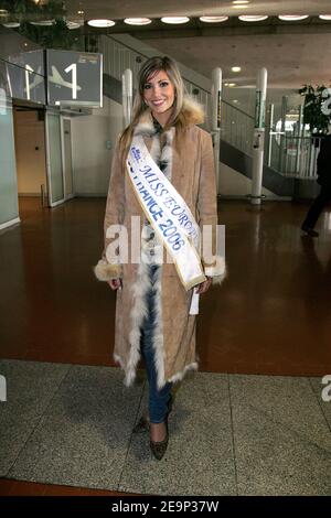 Neue Miss Europe 2006, Französisch Miss France Alexandra Rosenfeld kommt am 28. Oktober 2006 aus Kiew, Ukraine, am Flughafen Roissy, nördlich von Paris, Frankreich an, wo sie den Miss Europe 2006 Wettbewerb gewann. Sie kehrte mit dem französischen Fernsehmoderator Jean-Pierre Foucault und der ehemaligen Miss France Sylvie Tellier nach Paris zurück. Foto von Mousse/ABACAPRESS.COM Stockfoto