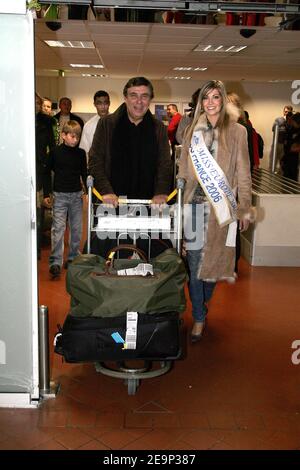Der französische Fernsehmoderator Jean-Pierre Foucault und die neue Miss Europe 2006, die französische Miss France Alexandra Rosenfeld kommen am 28. Oktober 2006 aus Kiew, Ukraine, am Flughafen Roissy, nördlich von Paris, Frankreich an, wo sie den Miss Europe 2006-Wettbewerb gewann. Foto von Mousse/ABACAPRESS.COM Stockfoto