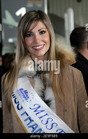 Neue Miss Europe 2006, Französisch Miss France Alexandra Rosenfeld kommt am 28. Oktober 2006 aus Kiew, Ukraine, am Flughafen Roissy, nördlich von Paris, Frankreich an, wo sie den Miss Europe 2006 Wettbewerb gewann. Sie kehrte mit dem französischen Fernsehmoderator Jean-Pierre Foucault und der ehemaligen Miss France Sylvie Tellier nach Paris zurück. Foto von Mousse/ABACAPRESS.COM Stockfoto