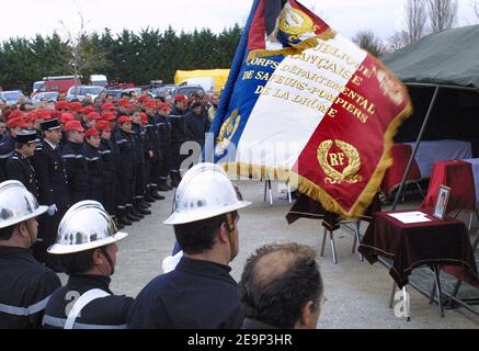 Fernand Blanc, heute 84, wird bald auf Bewährung veröffentlicht. Am 29. November 2002 stürzte Blanc eine Gruppe von Feuerwehrleuten ab und tötete vier von ihnen, während er mit 150 km/h auf einem 90-km-Tempolimit-Abschnitt der Autobahn A7 fuhr. Hier sind die Begräbnisse der vier Feuerwehrleute in Loriol, Frankreich, am 4. Dezember 2002 zu sehen. Foto von Vincent Dargent/ABACAPRESS.COM Stockfoto