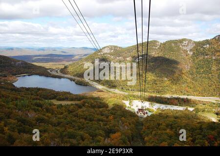 Luftaufnahme des Echo Lake mit Herbstlaub in Cannon Mountain, Franconia Notch, White Mountian, New Hampshire NH, USA. Stockfoto