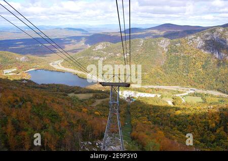 Luftaufnahme des Echo Lake mit Herbstlaub in Cannon Mountain, Franconia Notch, White Mountian, New Hampshire NH, USA. Stockfoto