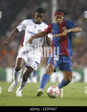Barcelonas Ronaldinho und Chelseas Salomon Kalou kämpfen während der UEFA Champions League, Gruppe A, Barcelona gegen Chelsea am 31. Oktober 2006 im Camp Nou Stadion in Barcelona, Spanien, um den Ball. Das Spiel endete in einem Unentschieden von 2-2. Foto von Christian Liewig/ABACAPRESS.COM Stockfoto