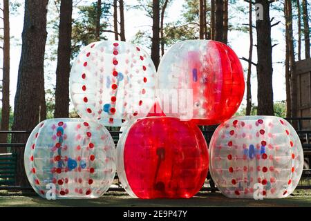 Bubble Ball Luftballons auf dem grünen Feld. Ausrüstung für Teambuilding Sportspiel genannt Bumper Ball oder Bubble Ball. Stockfoto