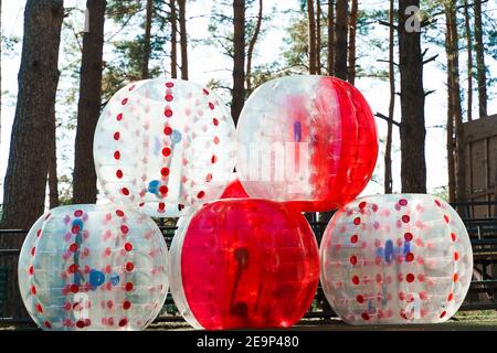 Bubble Ball Luftballons auf dem grünen Feld. Ausrüstung für Teambuilding Sportspiel genannt Bumper Ball oder Bubble Ball. Stockfoto