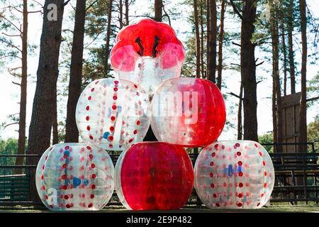 Bubble Ball Luftballons auf dem grünen Feld. Ausrüstung für Teambuilding Sportspiel genannt Bumper Ball oder Bubble Ball. Stockfoto