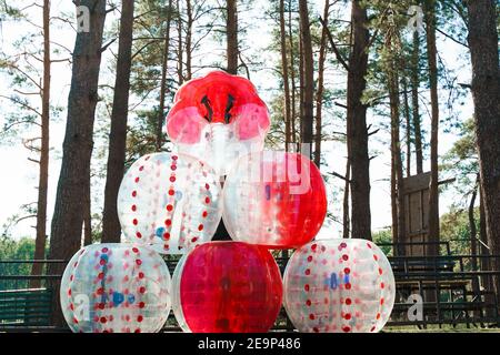 Bubble Ball Luftballons auf dem grünen Feld. Ausrüstung für Teambuilding Sportspiel genannt Bumper Ball oder Bubble Ball. Stockfoto