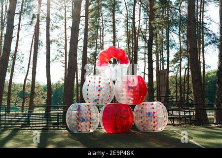 Bubble Ball Luftballons auf dem grünen Feld. Ausrüstung für Teambuilding Sportspiel genannt Bumper Ball oder Bubble Ball. Stockfoto