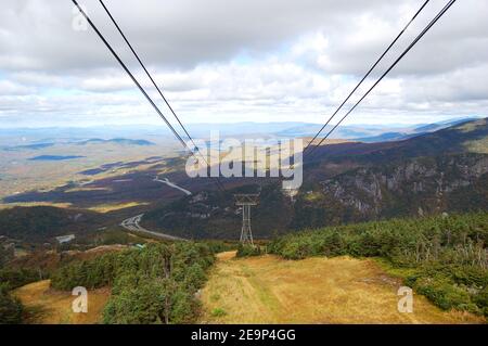 Luftaufnahme des Echo Lake mit Herbstlaub in Cannon Mountain, Franconia Notch, White Mountian, New Hampshire NH, USA. Stockfoto