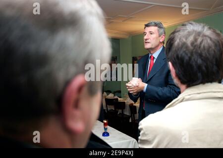 Der französische Führer der MPF Philippe de Villiers hielt am 3. November 2006 ein Treffen in Amiens, Frankreich, ab. Foto von Edouard Bernaux/ABACAPRESS.COM Stockfoto