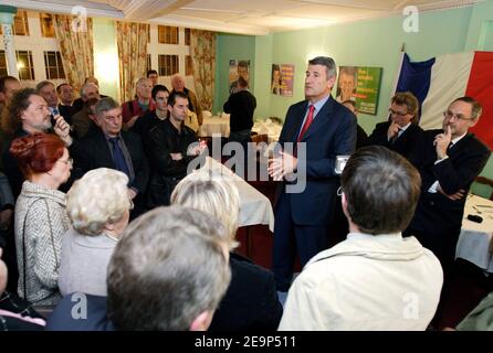 Der französische Führer der MPF Philippe de Villiers hielt am 3. November 2006 ein Treffen in Amiens, Frankreich, ab. Foto von Edouard Bernaux/ABACAPRESS.COM Stockfoto