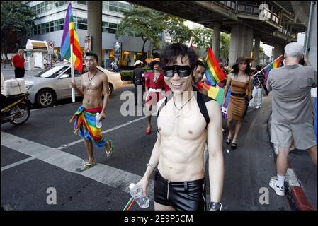 Mitten im Ortsverkehr trafen am 5. November 2006 einige hundert Demonstranten auf die Straßen des Silom-Gebiets für den Gay Pride in Bangkok, Thailand. Foto von Patrick Durand/ABACAPRESS.COM Stockfoto