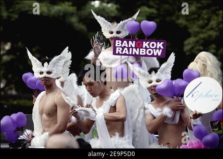 Mitten im Ortsverkehr trafen am 5. November 2006 einige hundert Demonstranten auf die Straßen des Silom-Gebiets für den Gay Pride in Bangkok, Thailand. Foto von Patrick Durand/ABACAPRESS.COM Stockfoto