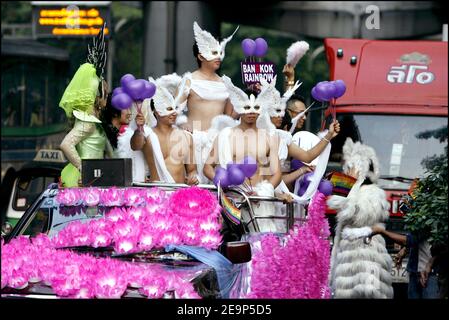 Mitten im Ortsverkehr trafen am 5. November 2006 einige hundert Demonstranten auf die Straßen des Silom-Gebiets für den Gay Pride in Bangkok, Thailand. Foto von Patrick Durand/ABACAPRESS.COM Stockfoto