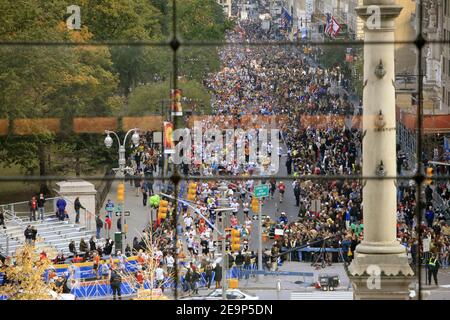 Die Teilnehmer laufen 59th Street während des ING New York City Marathon 37th in New York City, USA am 5. November 2006. Foto von Gerald Holubowicz/Cameleon/ABACAPRESS.COM Stockfoto