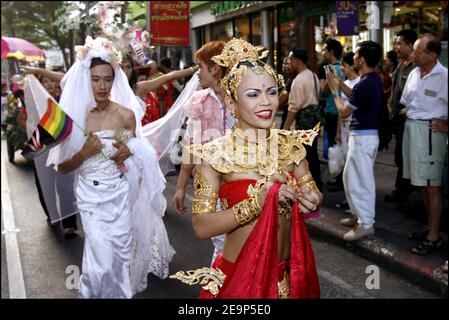 Mitten im Ortsverkehr trafen am 5. November 2006 einige hundert Demonstranten auf die Straßen des Silom-Gebiets für den Gay Pride in Bangkok, Thailand. Foto von Patrick Durand/ABACAPRESS.COM Stockfoto