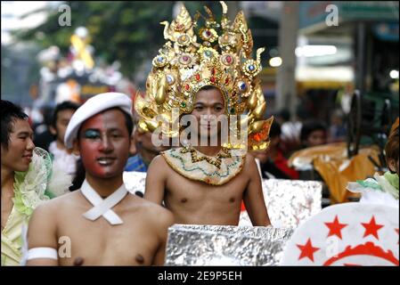 Mitten im Ortsverkehr trafen am 5. November 2006 einige hundert Demonstranten auf die Straßen des Silom-Gebiets für den Gay Pride in Bangkok, Thailand. Foto von Patrick Durand/ABACAPRESS.COM Stockfoto