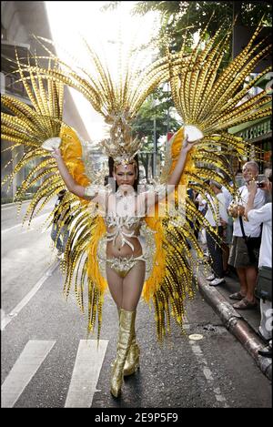 Mitten im Ortsverkehr trafen am 5. November 2006 einige hundert Demonstranten auf die Straßen des Silom-Gebiets für den Gay Pride in Bangkok, Thailand. Foto von Patrick Durand/ABACAPRESS.COM Stockfoto