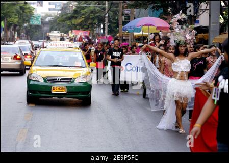 Mitten im Ortsverkehr trafen am 5. November 2006 einige hundert Demonstranten auf die Straßen des Silom-Gebiets für den Gay Pride in Bangkok, Thailand. Foto von Patrick Durand/ABACAPRESS.COM Stockfoto