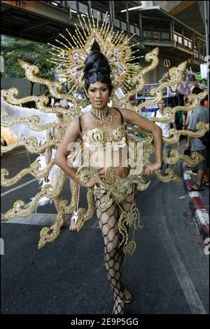 Mitten im Ortsverkehr trafen am 5. November 2006 einige hundert Demonstranten auf die Straßen des Silom-Gebiets für den Gay Pride in Bangkok, Thailand. Foto von Patrick Durand/ABACAPRESS.COM Stockfoto