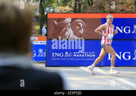 Die Teilnehmer laufen im Central Park während des ING New York City Marathon 37th in New York City, USA am 5. November 2006. Die Brasilianerin Marilson Gomes dos Santos gewann ihr Debüt beim New York Marathon und gewann den Kenianer Stephen Kiogora um acht Sekunden, während die lettische Jelena Prokopcuka ihre zweite Frauenkrone in Folge gewann. Foto von Gerald Holubowicz/Cameleon/ABACAPRESS.COM Stockfoto